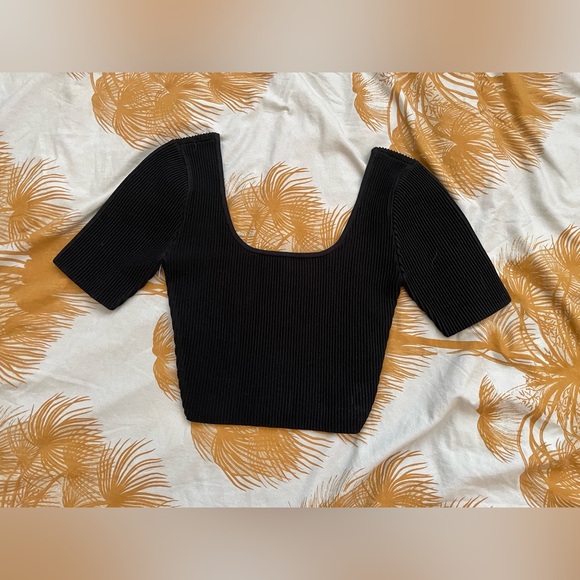Babaton sculpt knit scoop neck crop shirt xs, m, l - Picture 3 of 3